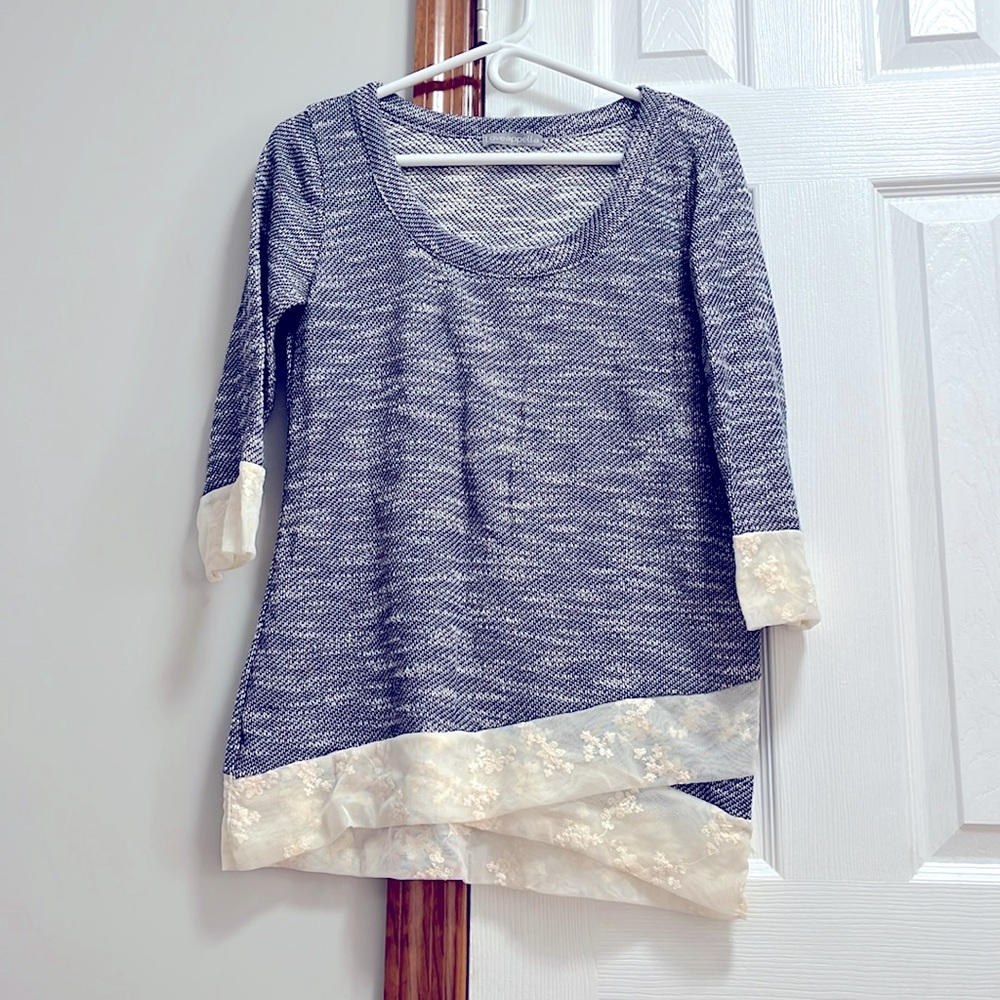 Loveappella 3/4 sleeved lightweight top